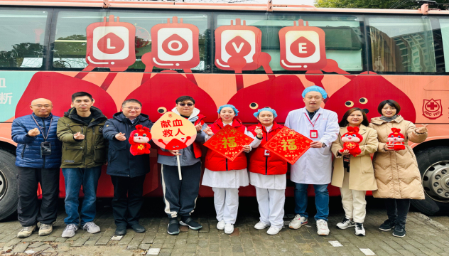 市血液中心党政领导春节慰问一线职工和献血者、志愿者
