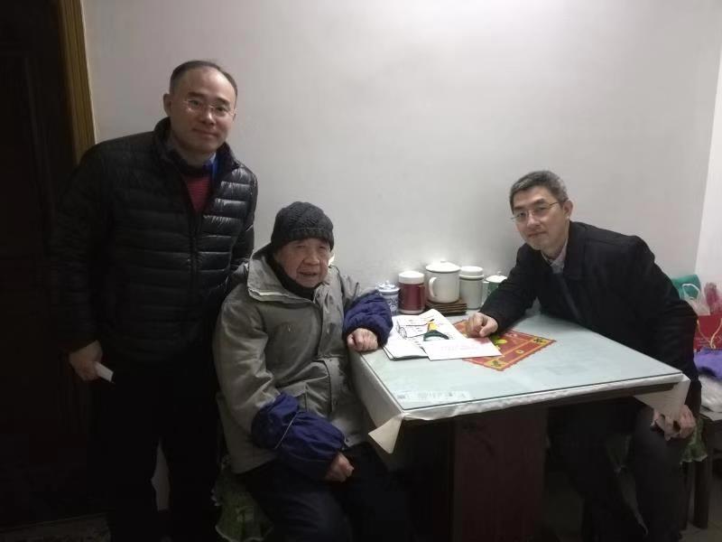 上图：中心主任陆韬宏慰问退休职工宋世钺.jpg