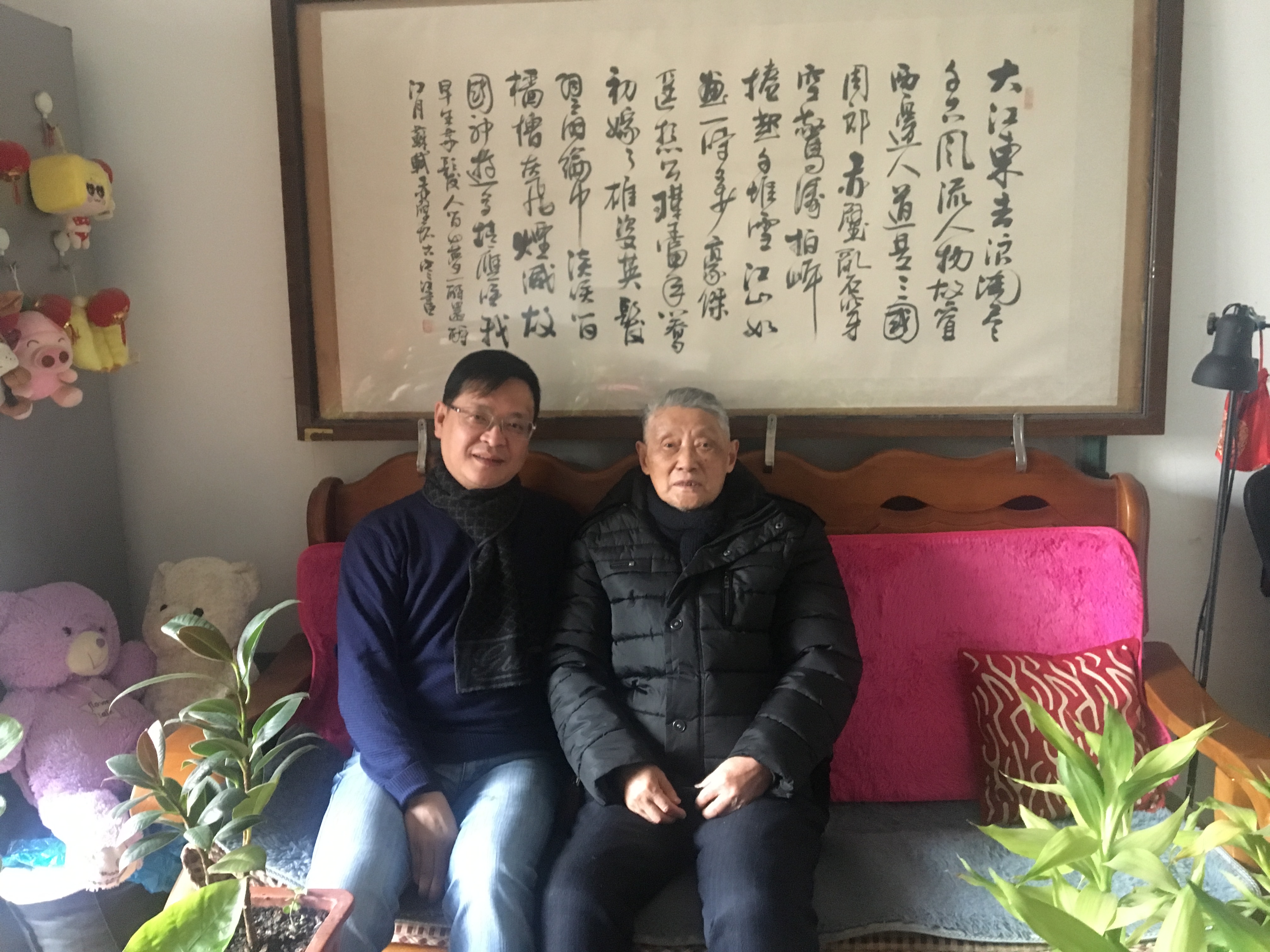 上图：党委书记邹峥嵘慰问退休职工陈进佩.jpg