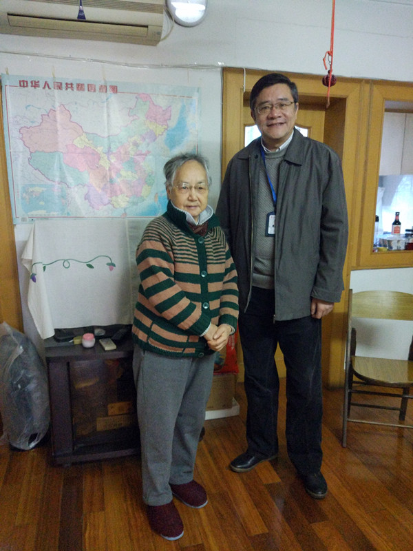 上图：朱自严副主任慰问退休职工陈瑶华.jpg