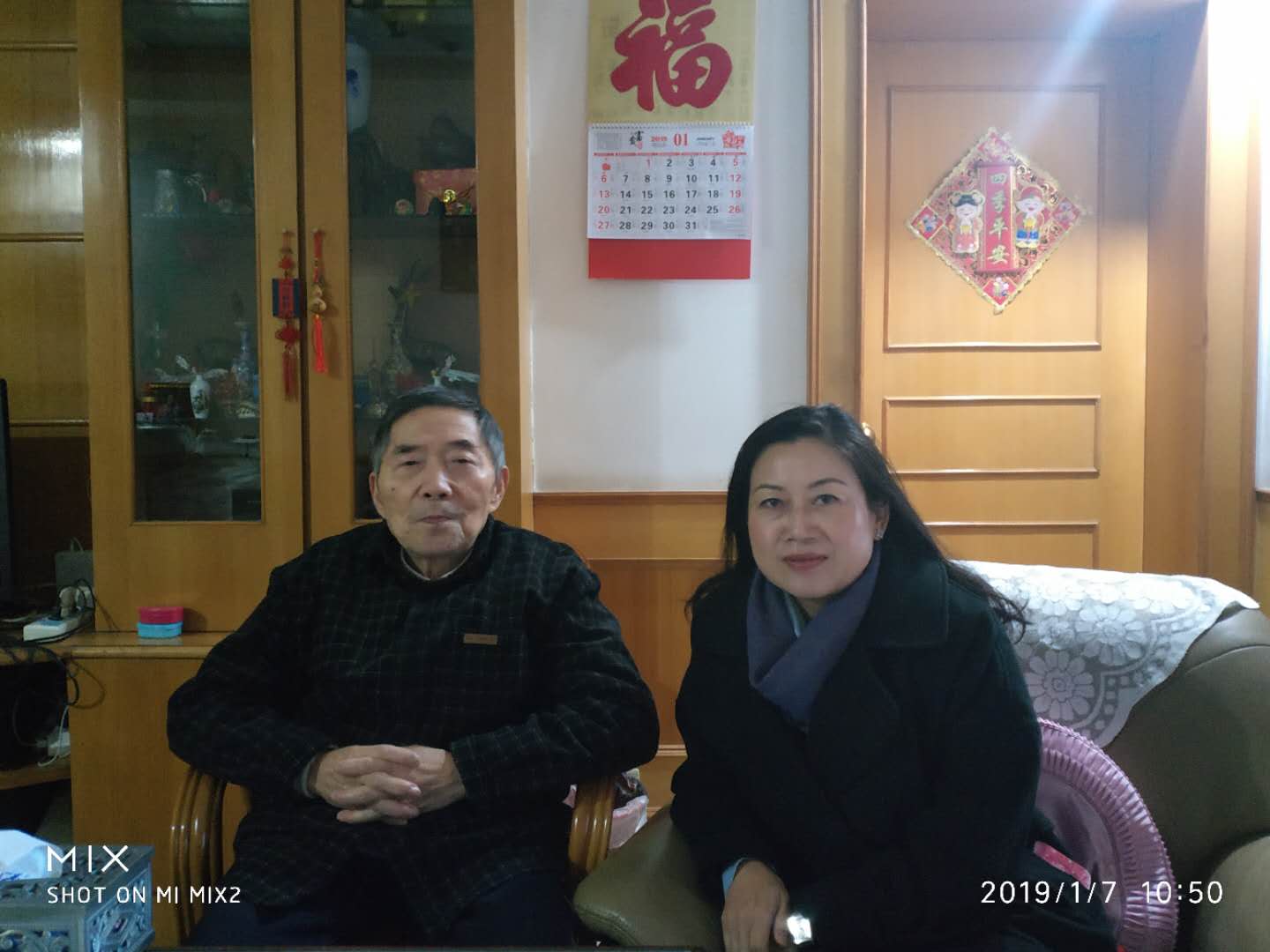 上图：张晰副主任慰问退休职工张继宏.jpg