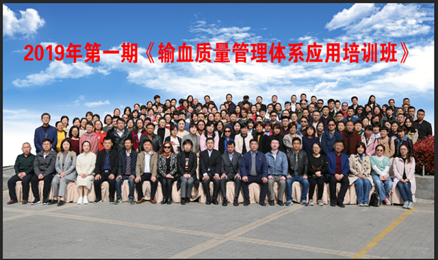 培训班专家和学员合照.png