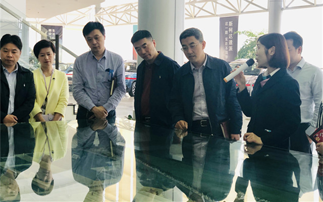 现场参观.jpg