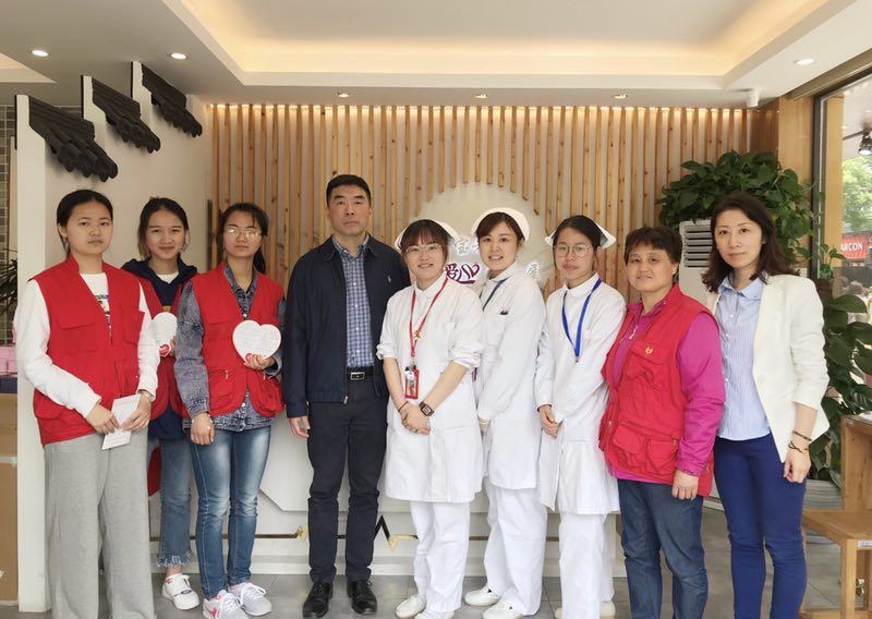 图片15林俊杰副主任（左4）慰问闵行七宝老街献血点.jpg