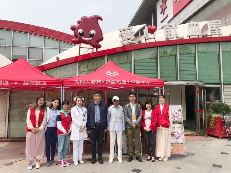 图片14林俊杰副主任（左5）慰问闵行七宝献血点.jpg
