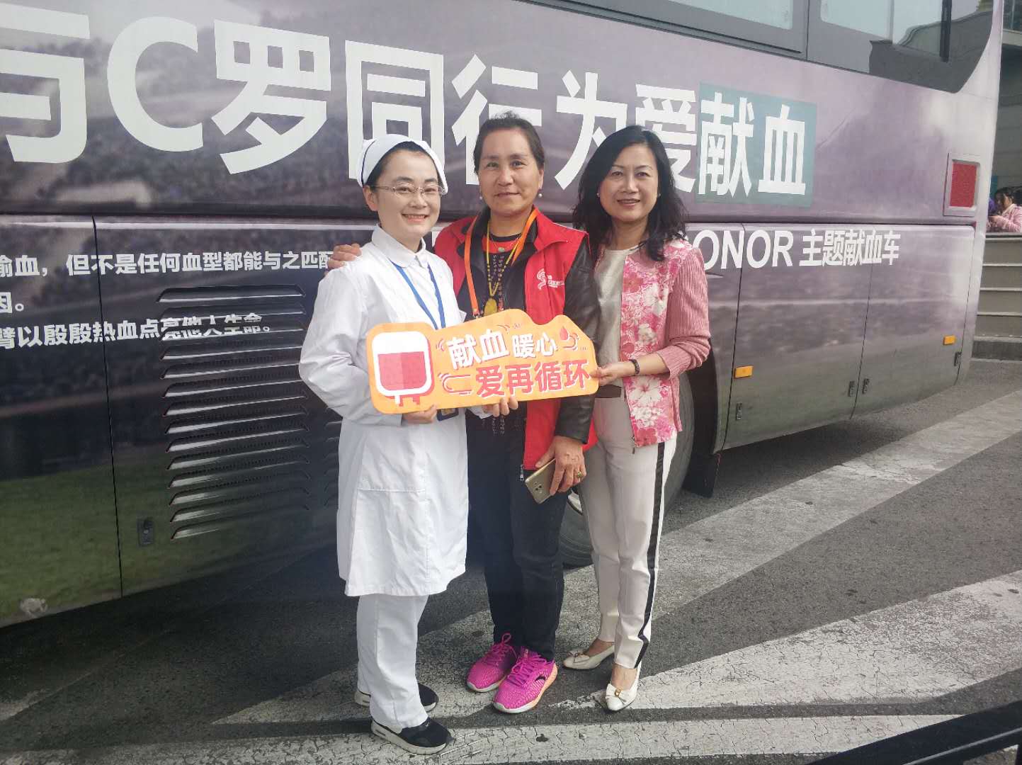 图片12张晰副主任（左1）慰问流动车上海南站点.jpg