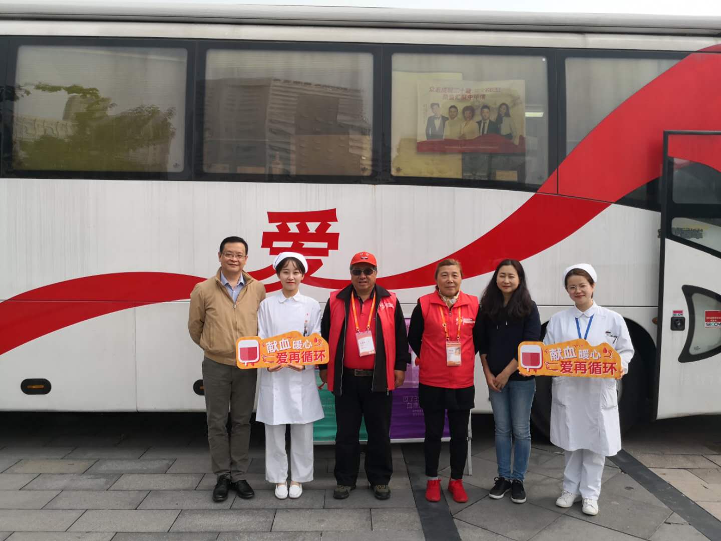图片6邹峥嵘书记（左1）慰问上海站南广场点.jpg