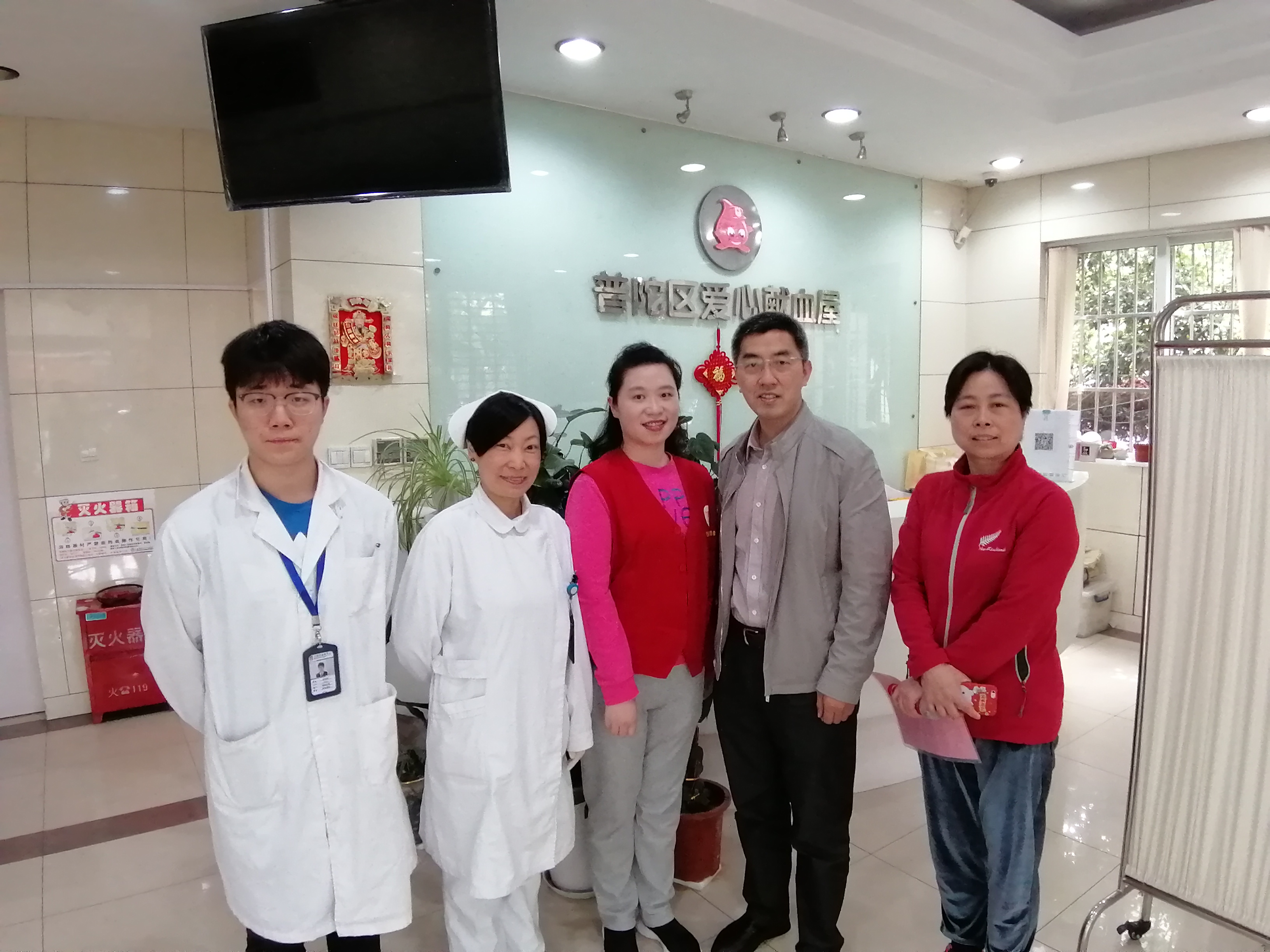 图片2陆韬宏主任（右2）慰问普陀曹杨献血点.jpg