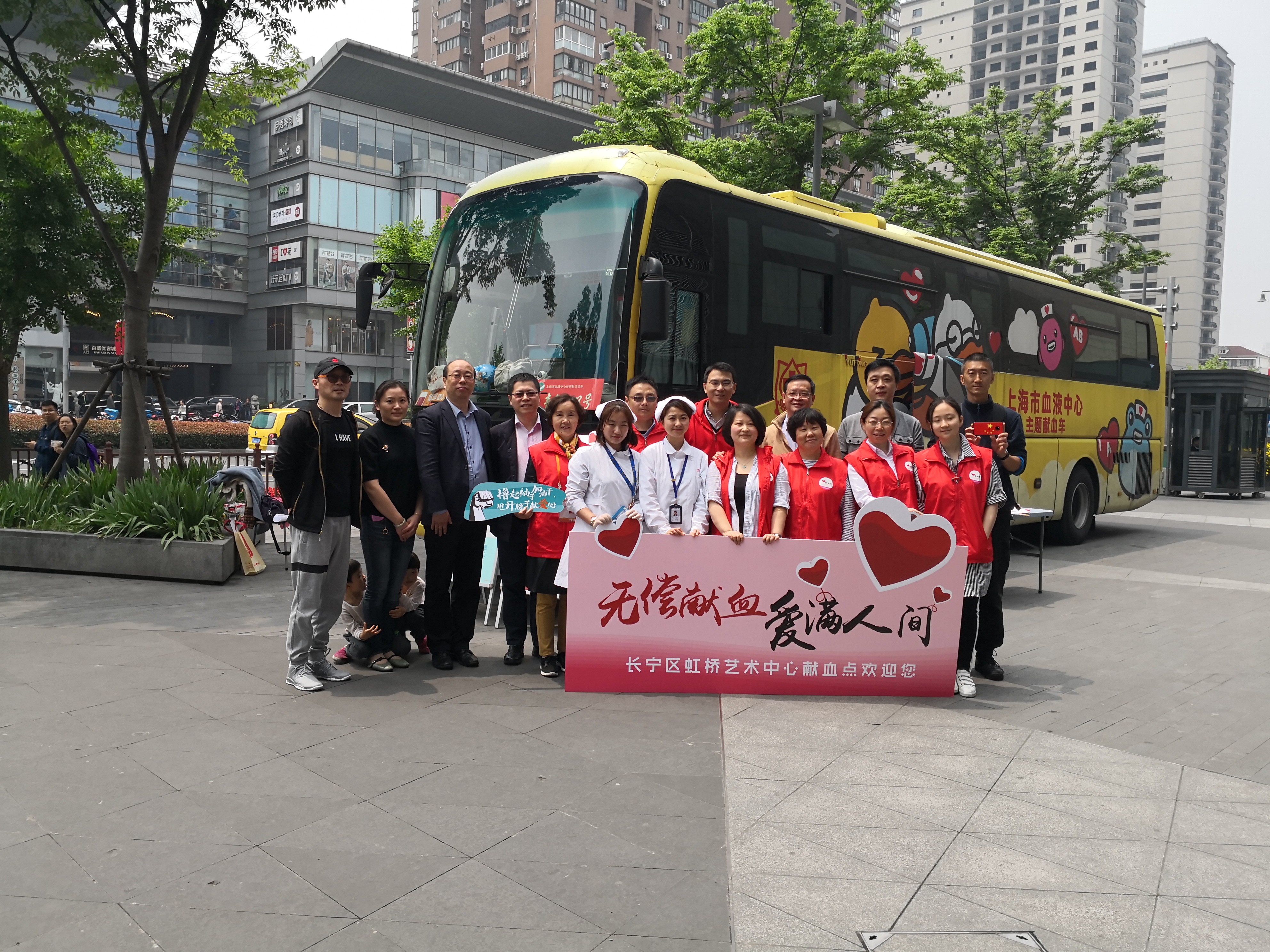 图片8邹峥嵘书记（第二排右3）慰问长宁区虹桥艺术中心点.jpg