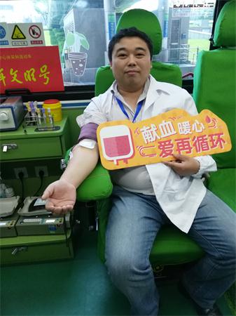 工作人员袁荣坤献血照.jpg