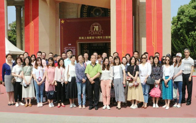 参观人员在展览馆前合影留念.jpg