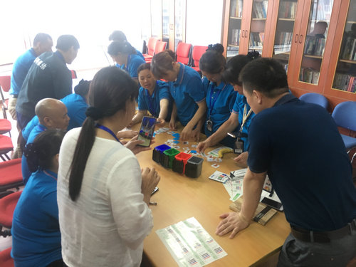 现场通过互动道具，使保洁人员进一步了解垃圾分类工作.jpg