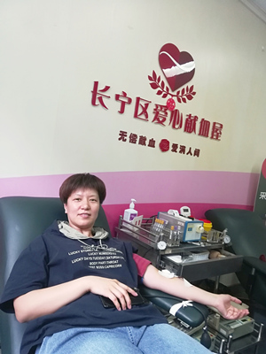 检验科钟灵至中山公园点参加无偿献血.jpg