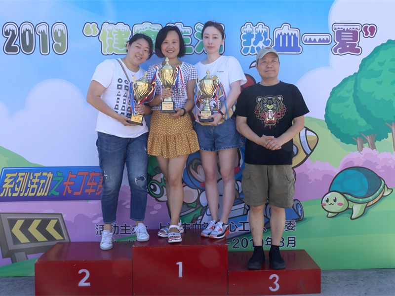 朱永明理事长为女子组前三名颁奖.jpg