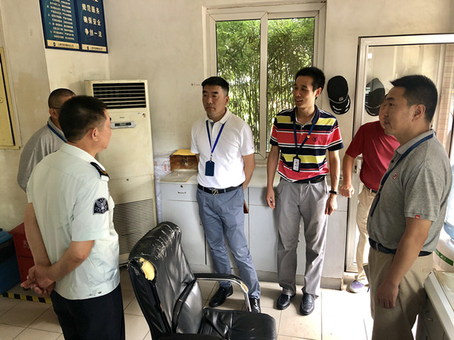 4、林俊杰副主任（右四）至中心门卫告知注意事项.jpg