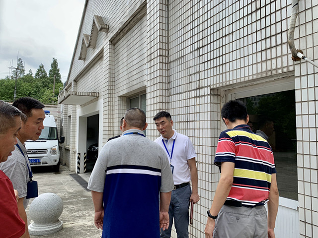 2、林俊杰副主任（右二）巡检大楼外围.jpg