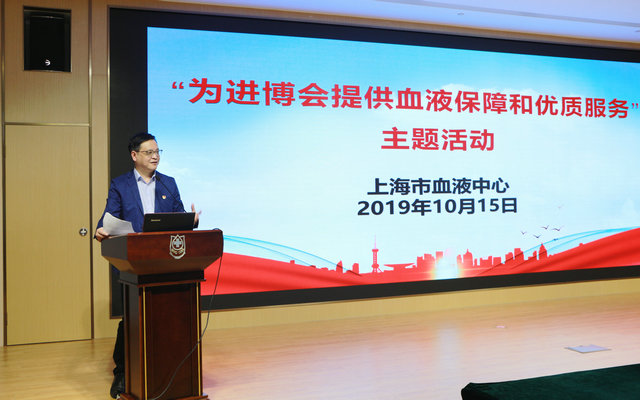 图片1邹峥嵘主持活动.JPG
