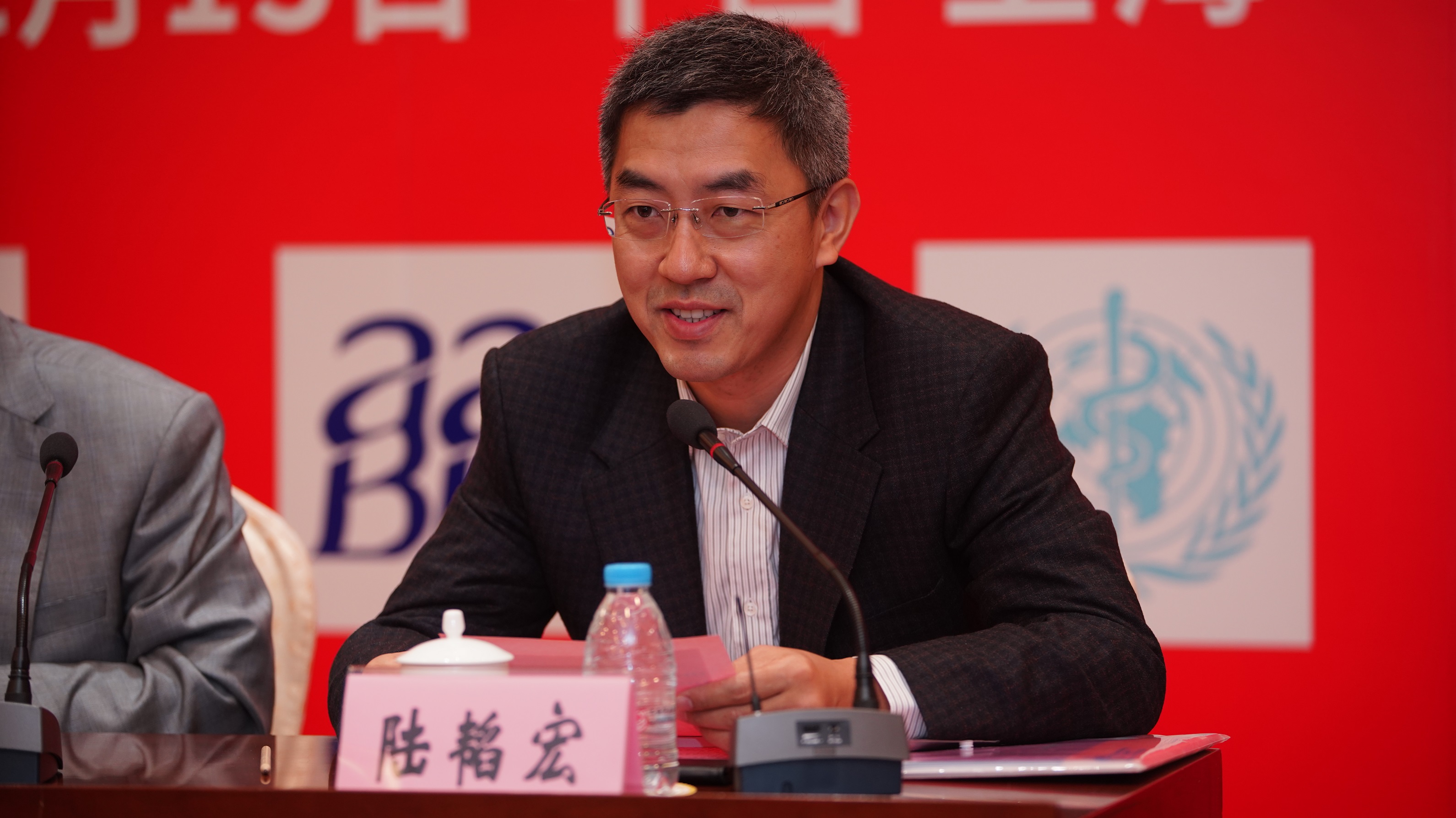 图4：上海市血液中心主任陆韬宏主持开幕式.jpg