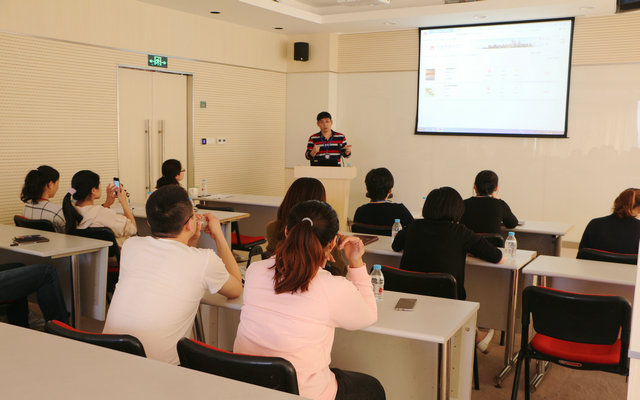蔡老师授课.JPG