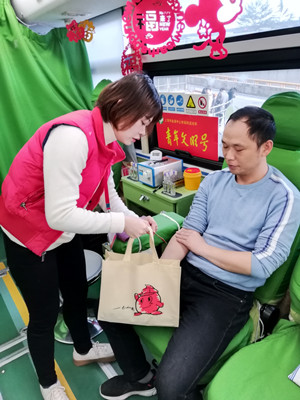 王欣志愿者服务2_副本.jpg