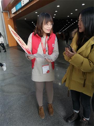 南站高艳志愿者服务.JPG