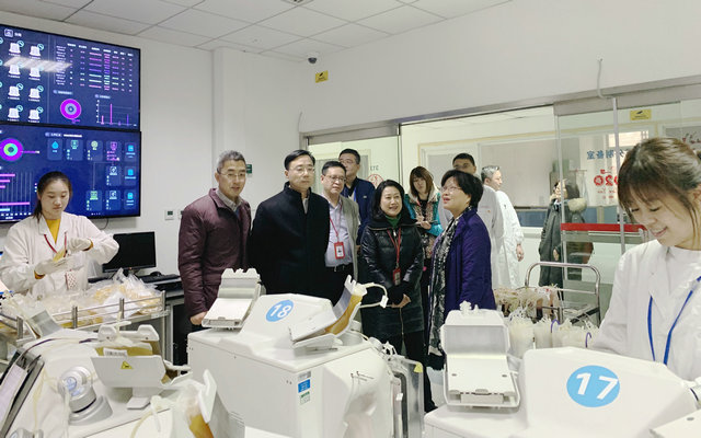 4-市卫生健康委领导慰问成分科员工.jpg