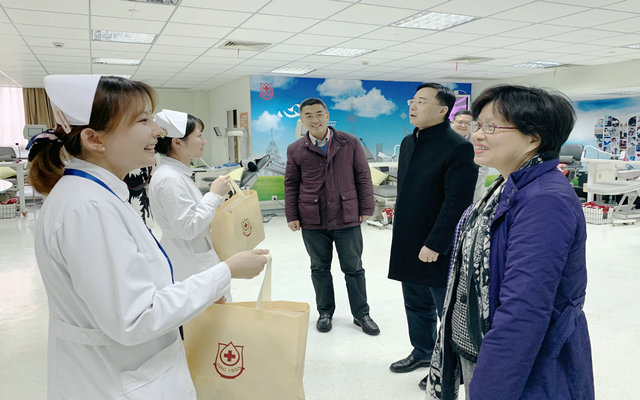 5-市卫生健康委领导慰问体采科员工.jpg