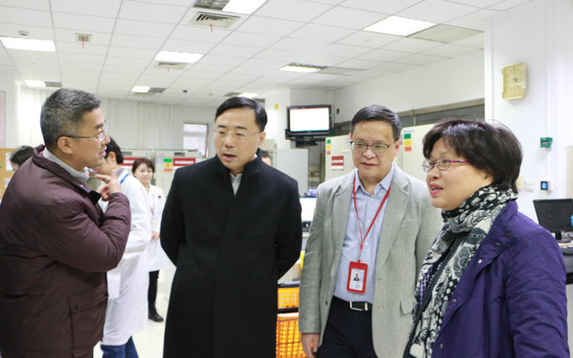 3-市卫生健康委领导调研供血科.JPG