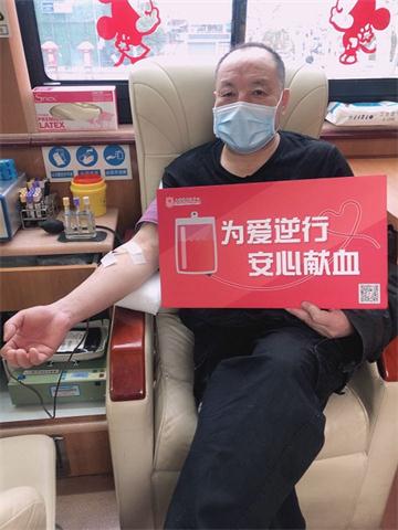 南瓜子正在参加无偿献血.jpg