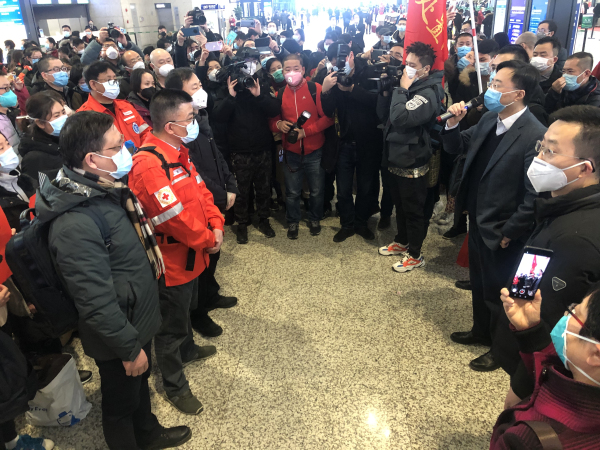 1-邹峥嵘（左）随医疗队出征.jpg