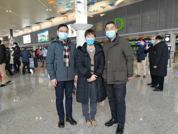 2-邹峥嵘（左）出发前与为医疗队送行的卫健委干部人事处高红处长（和中血液中心主任、党委副书记陆韬宏合影.jpg