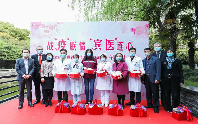 4-范洁（右6）作为中心医护人员代表参加“最美逆行者”感恩仪式.jpg