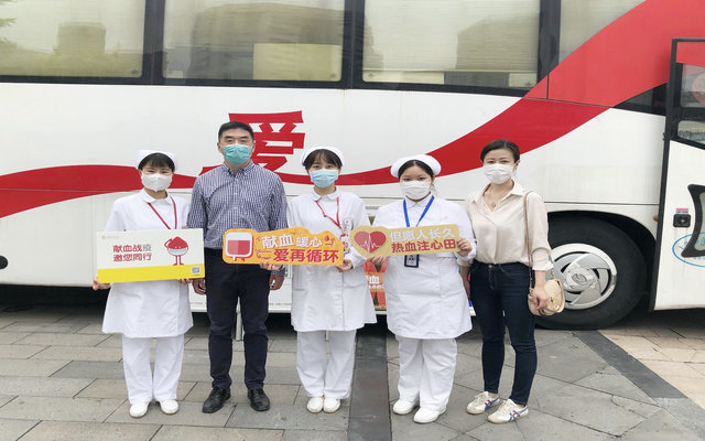 图片14林俊杰副主任（左2）慰问上海站南广场点.jpg