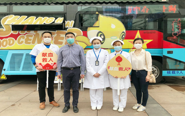 图片12林俊杰副主任（左2）慰问流动车人民广场点.jpg
