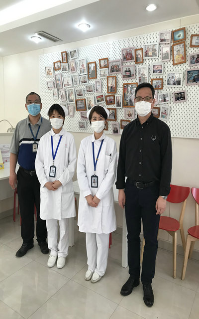 图片9邹峥嵘书记（右1）慰问漕宝献血点.jpg