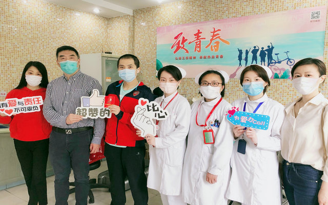图片15林俊杰副主任（左2）与虹口区血液管理办公室主任何琨（左1）、鲁迅公园献血点工作人员合影.jpg