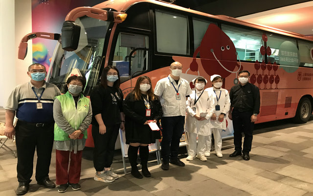 图片8邹峥嵘书记（右1）慰问流动车莘庄地铁南广场点.jpg