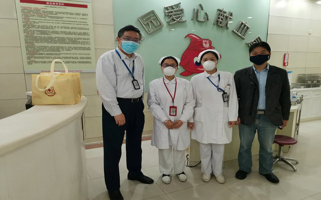 图片16朱自严副主任（左1）慰问丽园献血点.jpg