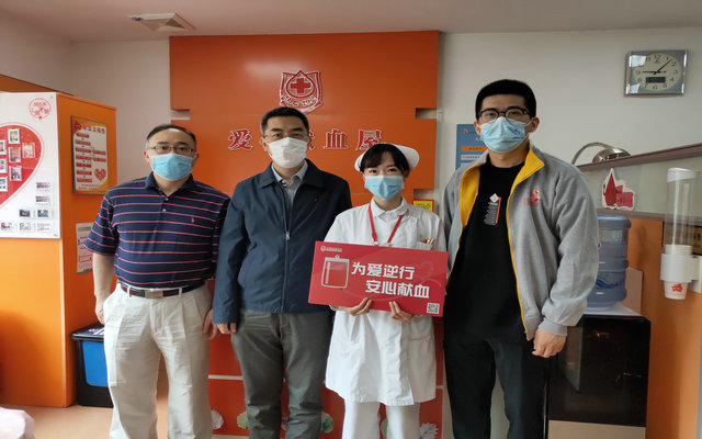 图片1陆韬宏主任（左2）慰问宝山献血点.jpg