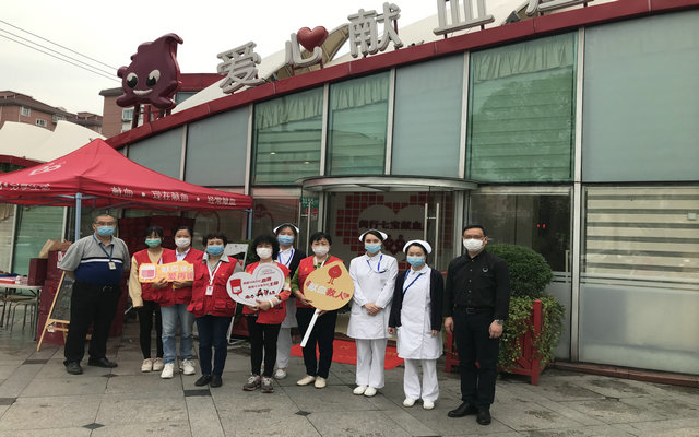 图片7邹峥嵘书记（右1）慰问七宝献血点.jpg