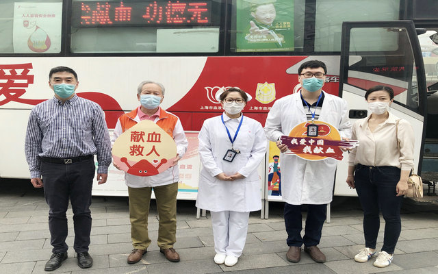 图片13林俊杰副主任（左1）慰问上海站北广场点.jpg