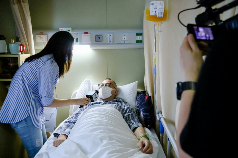 上图：急性白血病患者向记者讲述血液的重要性.jpg.jpg