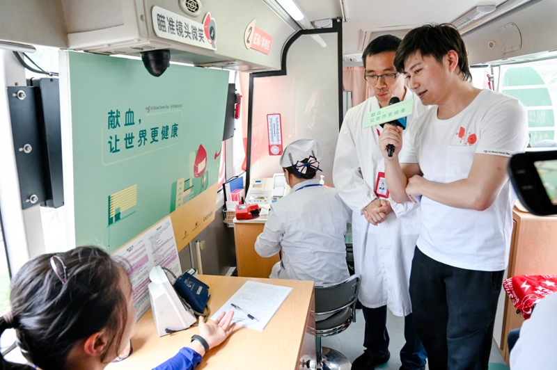 上图：阚晓君直播介绍献血全过程.jpg.jpg