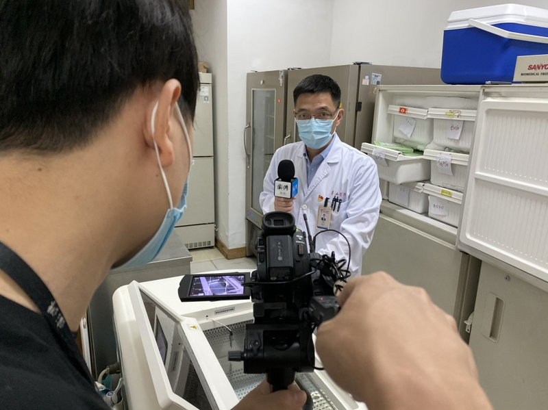 上图：华山医院输血科主任、华山医院输血科主任，上海市医学会输血专科分会主任委员夏荣向网友作直播介绍.jpg.jpg