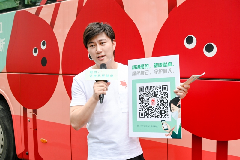 上图：阚晓君呼吁直播间网友扫码预约献血.jpg.jpg