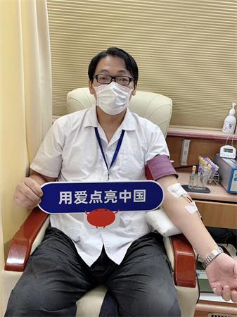 曹昕参加无偿献血.jpg