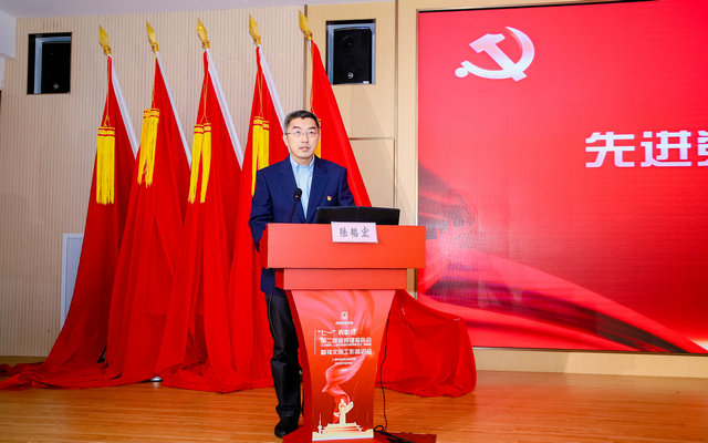 图片1陆韬宏宣读表彰决定.jpg