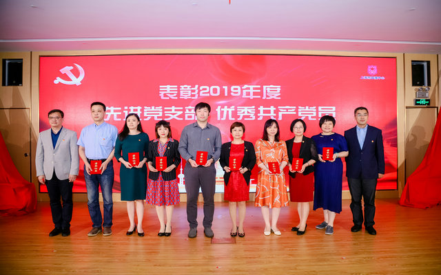图片3为优秀共产党员颁奖.jpg