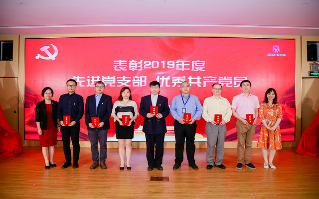 图片5为优秀共产党员颁奖.jpg