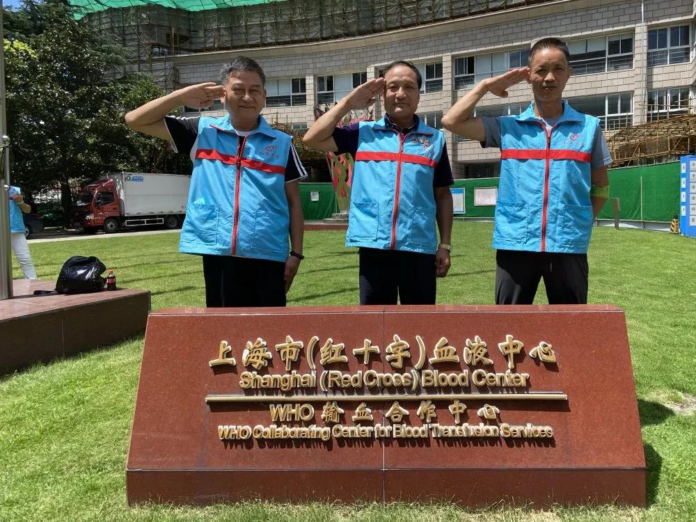 图2：许金豪、王咪江、董春生三位退伍军人献血庆祝建军节.jpg